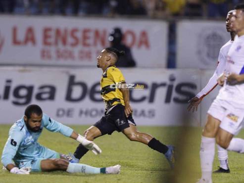 Kennedy Rocha liquidó el arco de Édrick Menjívar en el segundo tiempo del clásico. FOTOS: Neptalí Romero | Héctor Edú.