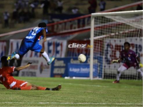 El potente fierrazo de derecha de Dereck Moncada al marco de Amílcar Benguché. FOTO: Esaú Ocampo.