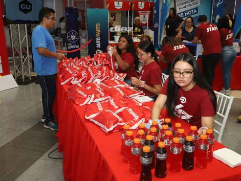Los patrocinadores se encargaron de sorprender a cada uno de los atletas presentes.