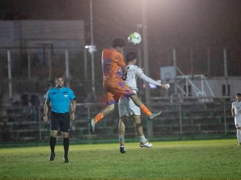 Acción del partido, que estuvo marcado por la lluvia. Foto Mauricio Ayala.