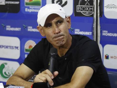 Eduardo Espinel, con semblante muy desencajado, menciona lo que le afecta a su Olimpia y avisó a Motagua previo al clásico