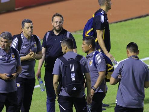 Tigres llegó al Olímpico y mientras el entrenar Marco Antonio Ruiz daba una conferencia de prensa, los jugadores reconocieron la cancha.