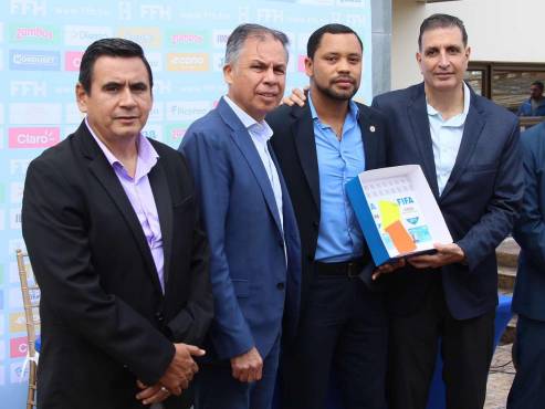 Benigno Pineda fue parte de la entrega de los gafetes FIFA a los árbitros.
