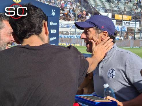 ¡Lo recibieron como un ídolo! El reconocimiento y homenaje a Pedro Troglio en su regreso a la casa del Gimnasia en La Plata