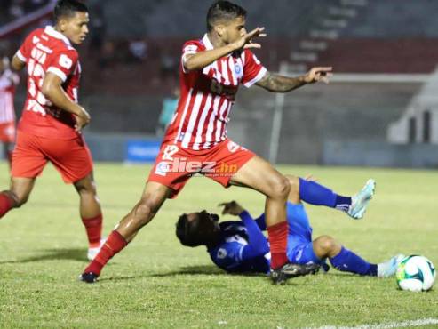 Gabriel Araújo marca a Diego Rodríguez en el estadio Ceibeño. FOTO: Esaú Ocampo.