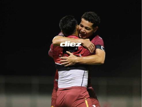 Benvidez festejó con Brayan Moya el primer gol del Real España. FOTO: David Romero.