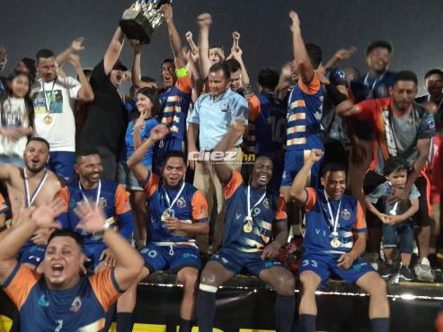 El momento en el que Viafil levanta el cetro dorado de campeón en San Pedro Sula.