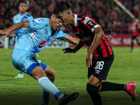 Alajuelense humilló y baja del liderato al Motagua en la Copa Centroamericana; ambos clasificaron a cuartos