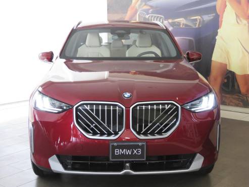 La nueva parrilla dividida del BMW X3, junto a sus faros LED afilados, refuerza su presencia imponente y carácter atlético.