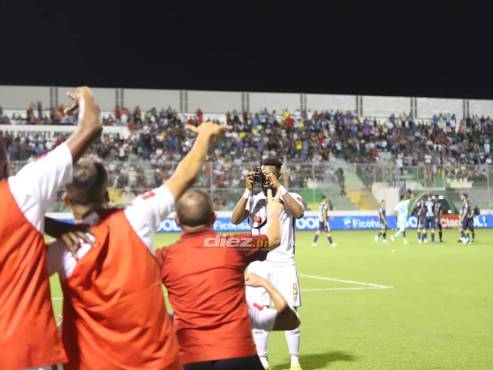 La celebración de Jorge Benguché en el 0-2 de Olimpia contra Motagua.