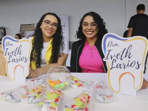 La Dra. Iveth Larios presenta los servicios odontológicos de su clínica como parte de los emprendimientos participantes.