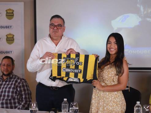 Real España le dio la bienvenida a Hondubet, su nuevo patrocinador. Jesús Yacamán asistió a la ceremonia y dio sus conclusiones de los primeros partidos de La Máquina. FOTO: Mauricio Ayala.