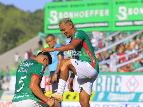 El Chelito Martínez celebró el tercer tanto con Alexy Vega. ¡Lujazo de festejo! FOTO: Melvin Cubas.