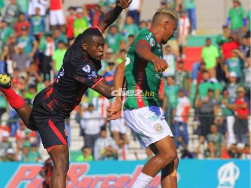 Lauro Chimilio intenta quitarle el balón a Alexy Vega en el estadio Yankel Rosenthal de SPS. FOTO: Melvin Cubas.