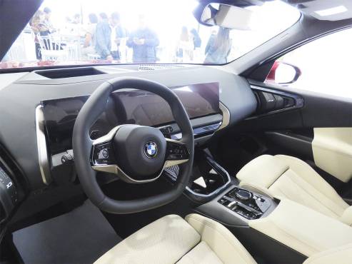 El interior del BMW X3 redefine el confort y la modernidad con tecnología intuitiva, materiales premium y un diseño sofisticado.