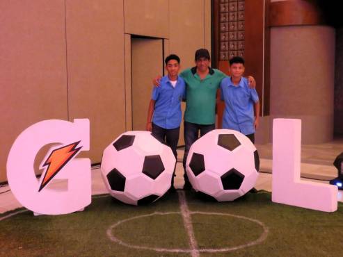 El entrenador Gustavo Flores junto a jugadores del Centro Básico Yankel Rosenthal de la Colonia Sandoval. Foto: Olga Rivera