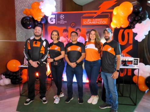 Los ejecutivos acompañaron a los jugadores y entrenadores durante el sorteo. Foto: Olga Rivera