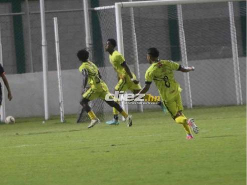 FINALIZA EL PARTIDO: GÉNESIS 1-0 REAL ESPAÑA <b>FOTO: Alex Pérez.</b>