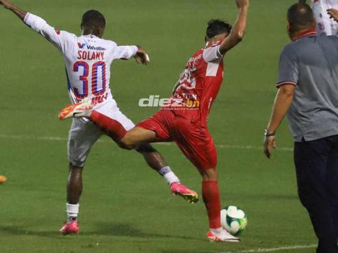 Solani Solano pelea el balón con Samuel Pozantes, futbolista de la Real Sociedad. FOTO: Emilio Flores.