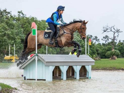 Lara Gabrie se dedica a la disciplina de Prueba Completa, regulada por la Federación Ecuestre Internacional (FEI), considerada una de las más exigentes del deporte ecuestre.