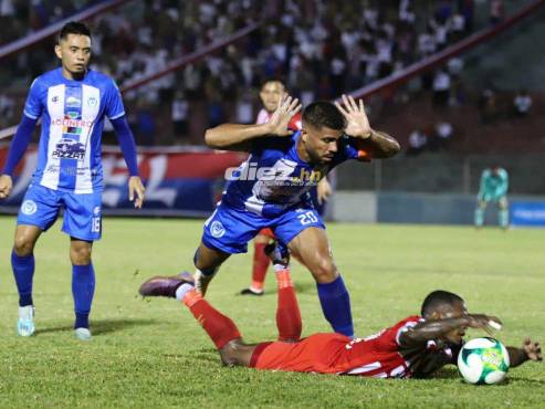 Solani Solano es derribado por Marcelo Espinal en el mediocampo del estadio Ceibeño. FOTO: Esaú Ocampo.
