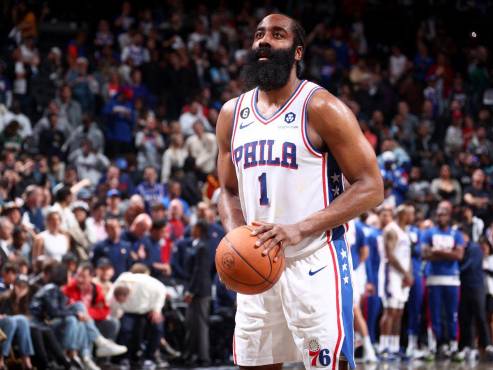 ames Harden, rozando el triple doble con 17 puntos, 8 rebotes y 11 asistencias.