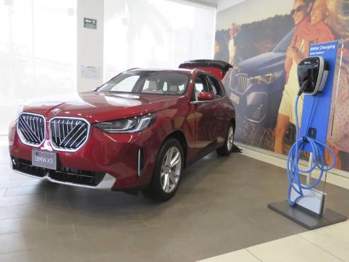 El nuevo BMW X3 incorpora materiales sostenibles y una arquitectura aerodinámica optimizada, reafirmando su compromiso con el medioambiente.