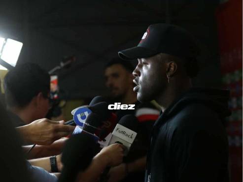 Joel Campbell atendió la zona mixta tras el triunfo de su equipo ante Motagua. FOTO: Estalin Irías.