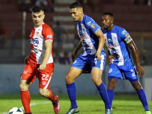 Brian Visser siendo marcado por Júnior García y José Velásquez. FOTO: Esaú Ocampo.