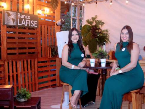 Bellas edecanes en el stand de Banco LAFISE durante la cena de entrega de premios de los ganadores del torneo de pesca Billfish Open 2026.
