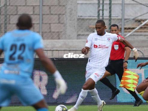 17': ¡UFFFFFFFFFFFF! Enorme rezago de la muerte de Jerry Bengtson, pero Daniel Aparicio intercepta de la mejor manera. FOTOS: ALEX PÉREZ | DAVID ROMERO.