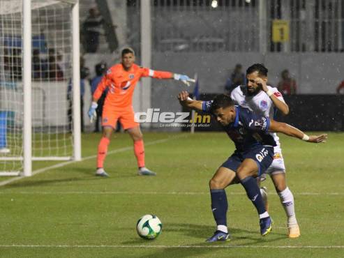 Marcelo Santos cubre el balón ante la marca de Jorge Álvarez. FOTOS: Estalin Irías | David Romero.