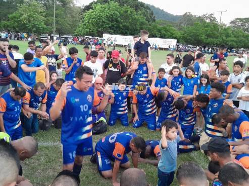 Los jugadores del Viafil le dieron gracias a Dios por su primer título en la Liga de Veteranos.