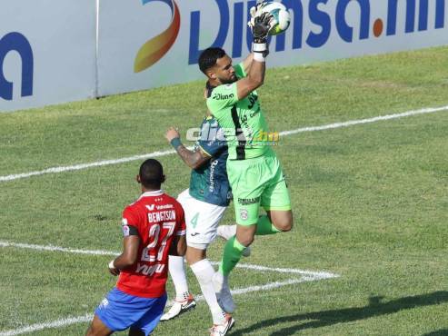 César Samudio anticipa la acción de peligro de Olimpia en el Yankel Rosenthal. FOTO: Neptalí Romero