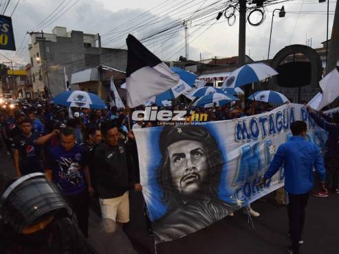 La barra del Motagua hizo una caminata previo a ingresar al Nacional de Tegucigalpa. FOTOS: Estalin Irías | David Romero.