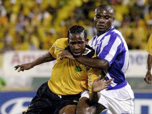 Ian Goodison es marcado por Samuel Caballero en un duelo entre jamaicanos y hondureños.