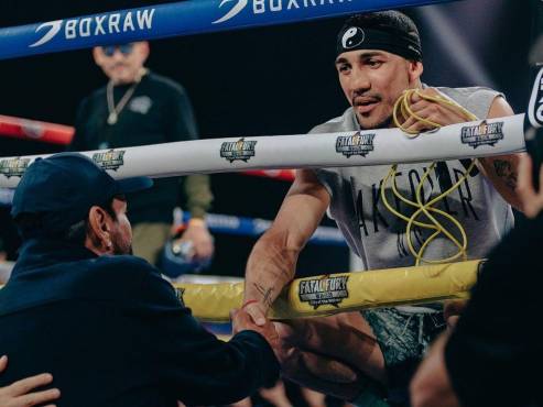 Roberto Mano de Piedra Durán se acercó al cuadrilátero para darle consejos a Teo en pleno entrenamiento. Foto cortesía Magazine Boxing