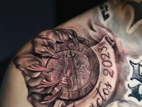 El espectacular tatuaje que se hizo el brasileño Gabriel Araújo tras coronarse campeón invicto.