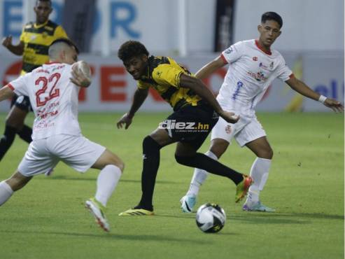 Anfronit Tatum domina la pelota ante la marca de Adrián Ramírez y Brian Visser. FOTOS: Mauricio Ayala | Neptalí Romero.