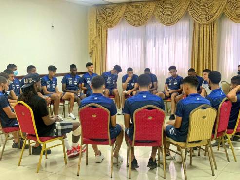 Alberth Elis durante la charla en el hotel de concentración de la Sub-20. FOTO: Fenafuth