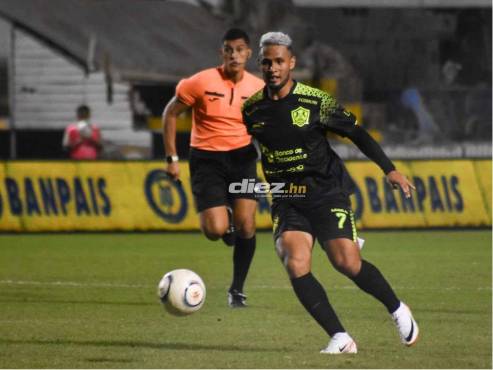 Alexander López controla la pelota, pero el volante no ha podido hacer daño en el arco merengue. FOTOS: : David Romero | José Aníbal Vásquez.