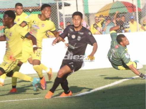 Gerson Argueta es la gran figura del partido entre Génesis vs Real España en el Carlos Miranda. FOTO: Alex Pérez.