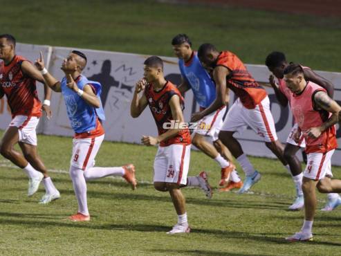 La salida de Real Sociedad en el entrenamiento precompetitivo previo al choque ante Real España. FOTOS: Mauricio Ayala | Neptalí Romero | Héctor Edú.