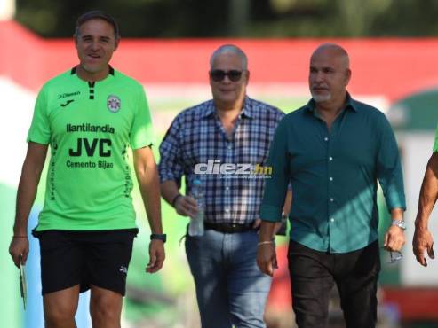 Hernán Medina junto a la directiva del Marathón en su primer día en el estadio Yankel Rosenthal. FOTO: Mauricio Ayala.