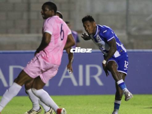 Romell Quioto en su bombazo de derecha a la portería de Bermudas. FOTOS: Emilio Flores | Marvin Salgado.
