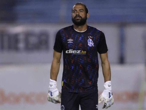 Edrick Menjívar calienta en el engramillado del estadio Olímpico de SPS. FOTOS: Neptalí Romero | Héctor Edú.