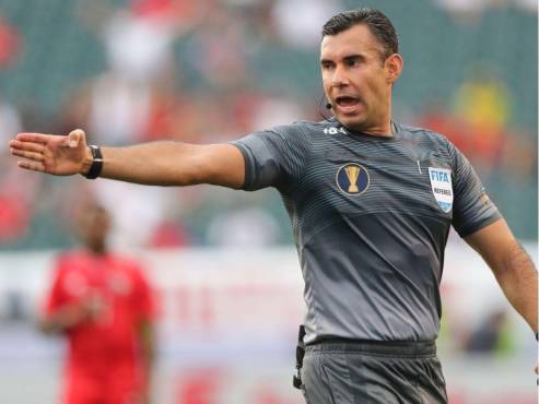 Mario Escobar fue el elegido para impartir justicia en el Canadá vs Honduras.