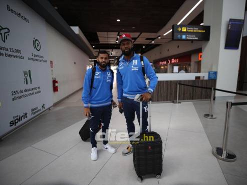 Jorge Álvarez y Jorge Benguché en su llegada al aeropuerto de Palmerola. Foto: Andro Rodríguez.