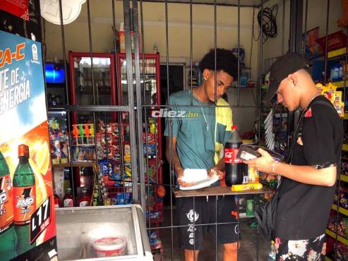 Kevin atiende su negocio en Tela, Atlántida.