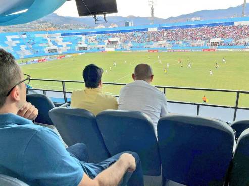 ‘Bolillo’ Gómez y su cuerpo técnico continúan espectando la Liga Nacional: visitaron el Olimpia-Victoria en Tegucigalpa